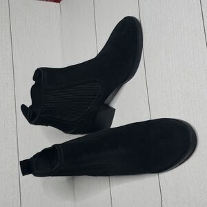 Ugg 7.5 black suede pull on Chelsea heel boots